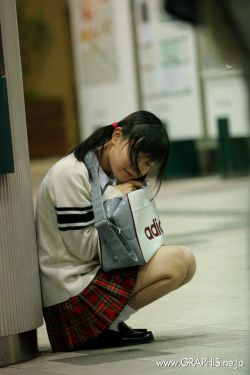 舔高中女生奶头内射视频